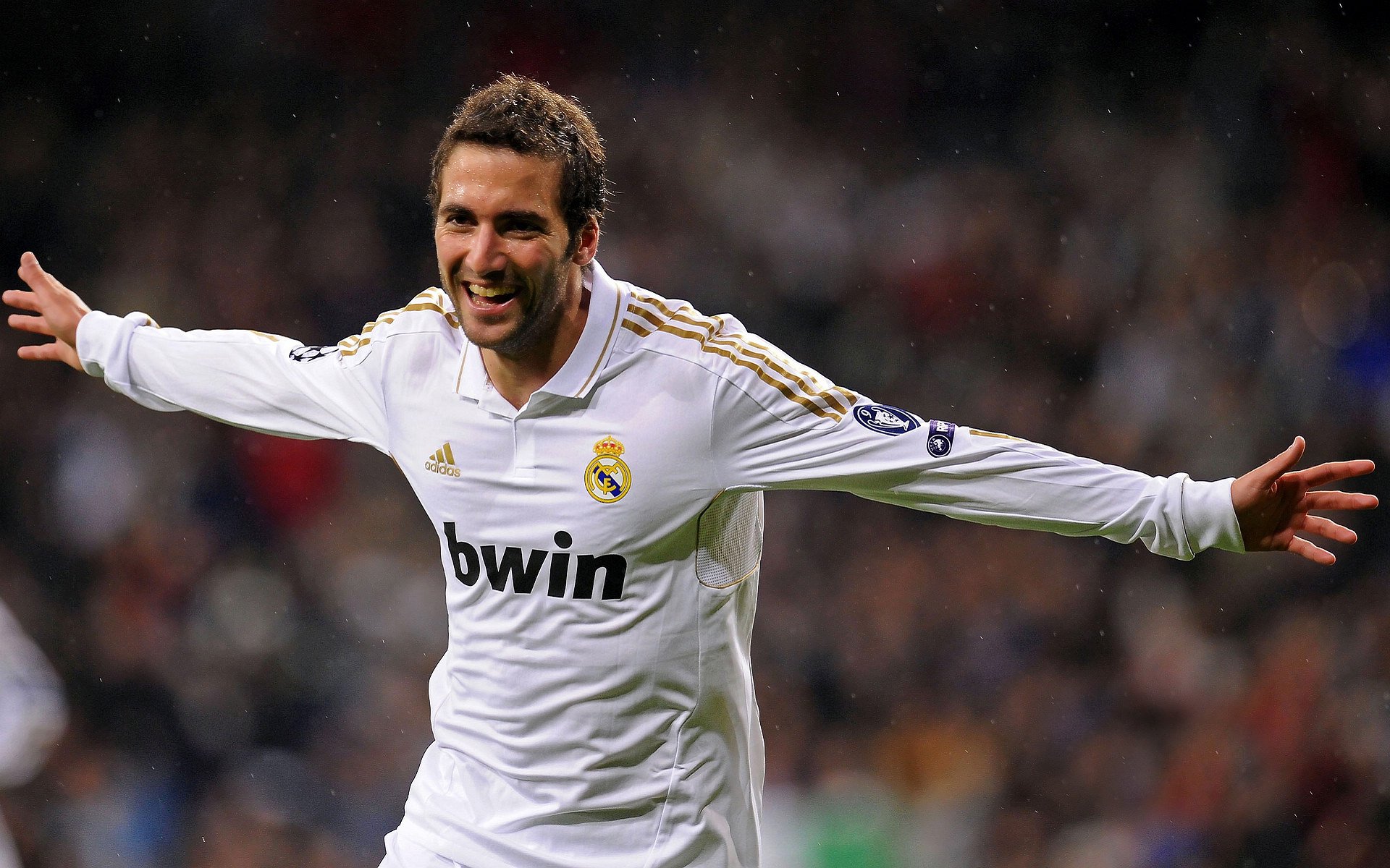 赛道与球场的交响，F1新赛季揭幕战之夜，恩比德主宰比赛走向