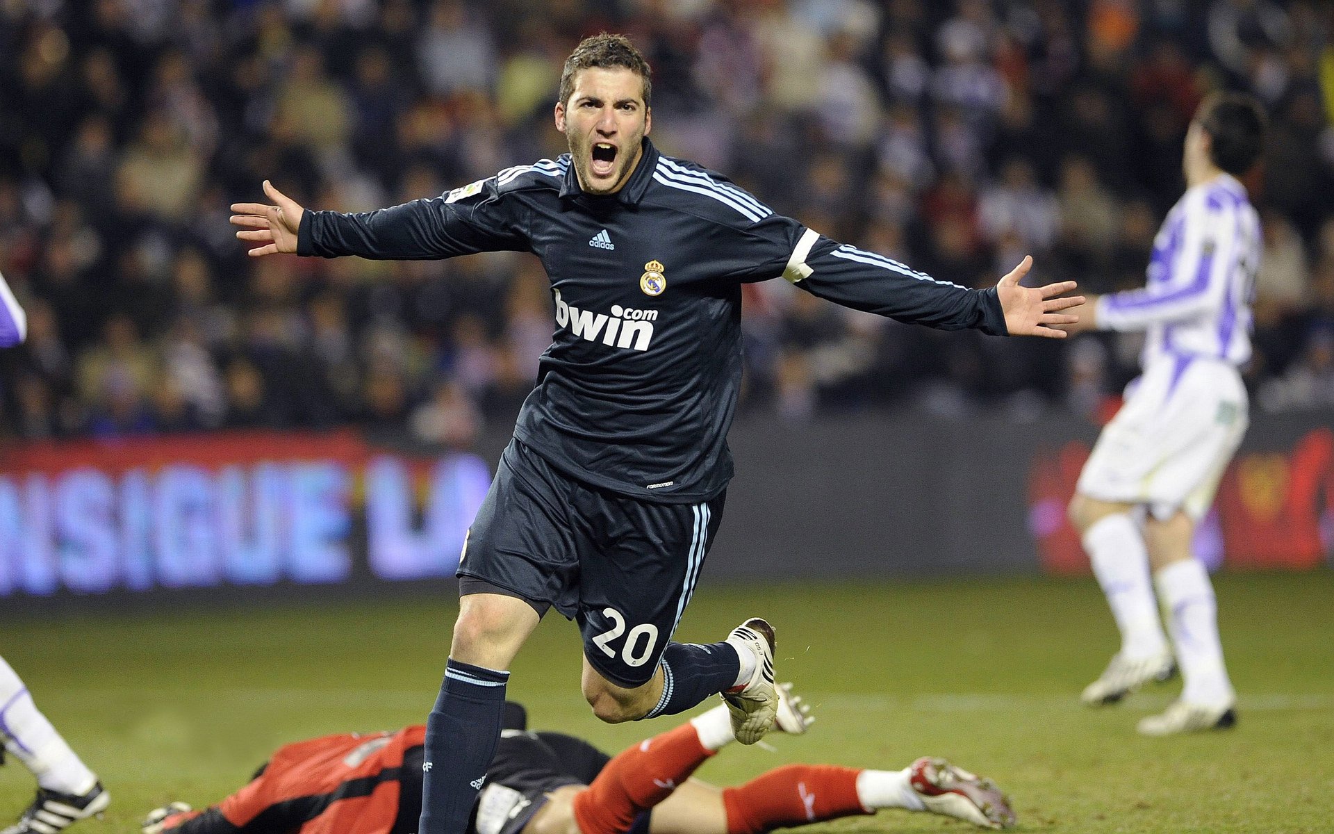 莱奥爆发撕裂铁幕，法国防线锁死勒沃库森—一场战术与天赋的终极对决